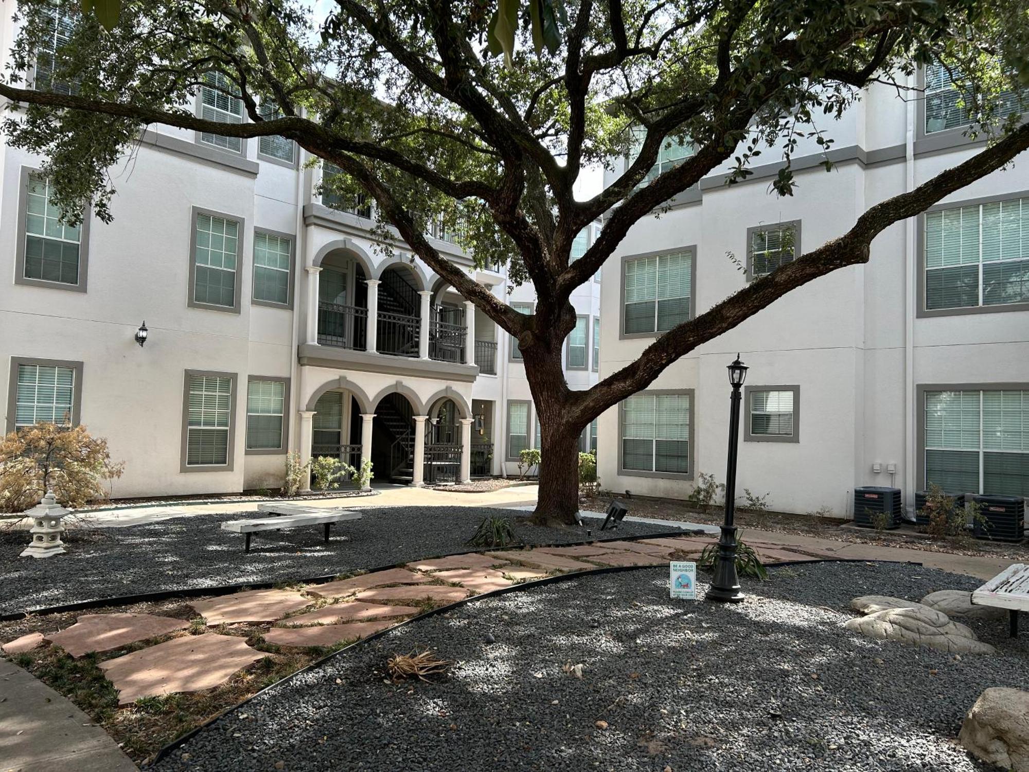 Best Of Both Worlds Houston River Oaks Galleria Exterior photo